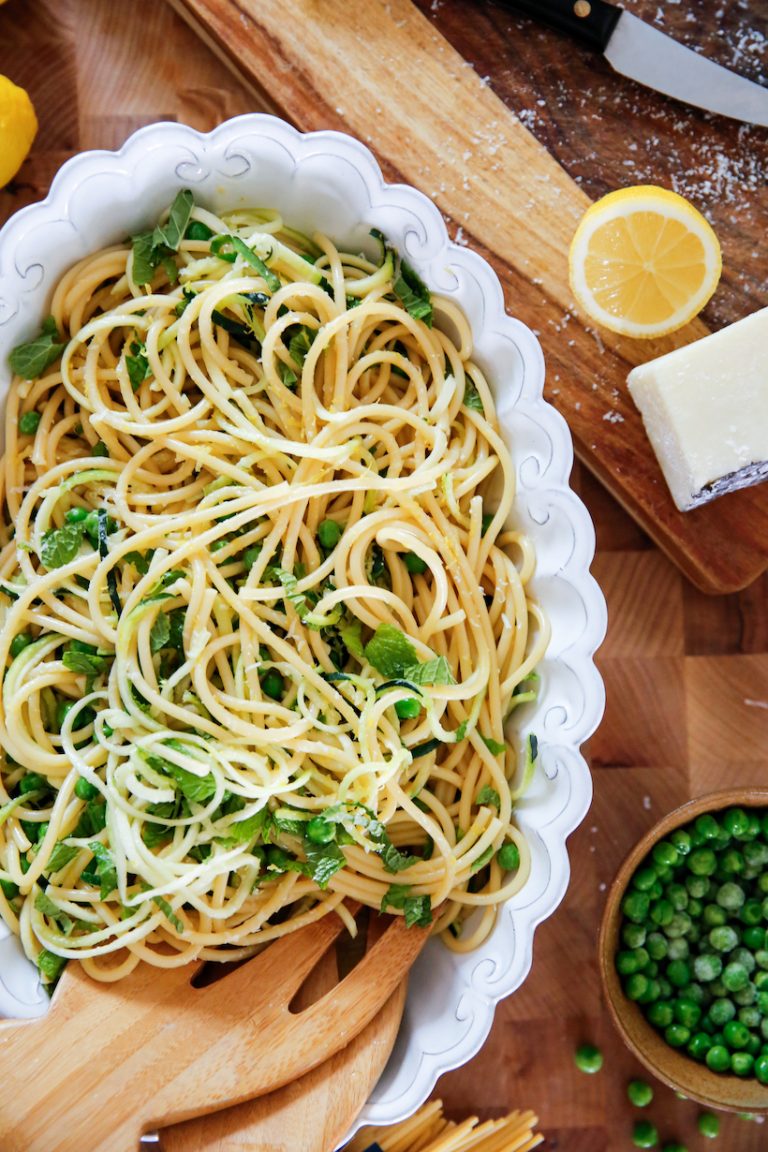 Lemony Pasta Carbonara With Peas & Zucchini_light summer pasta recipes